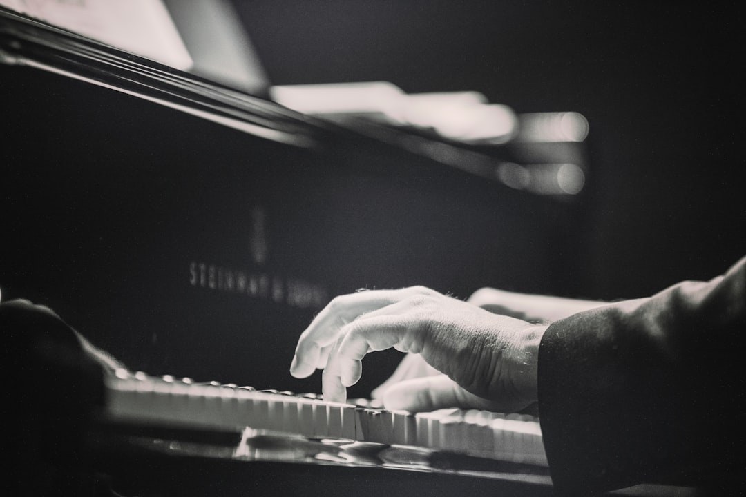 découvrez tout sur le piano : histoire, types d'instruments, conseils pour débutants et astuces pour progresser rapidement. apprenez à jouer du piano et laissez-vous inspirer par la musique !