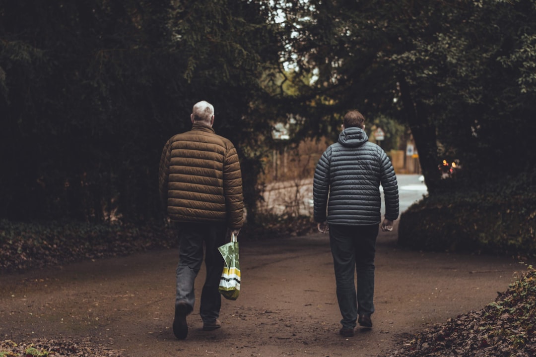 solutions de rangement sécurisées pour prévenir les chutes chez les seniors, avec des aménagements adaptés favorisant autonomie et sécurité à domicile.