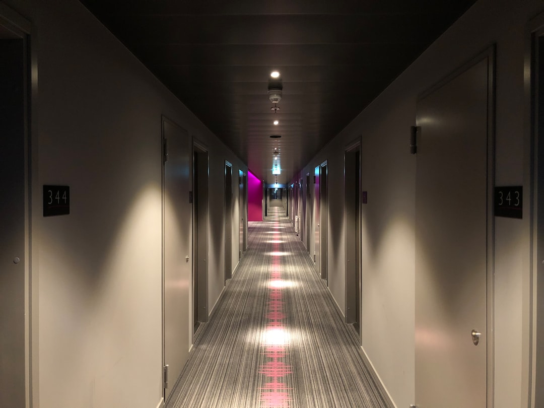 éclairage de couloir avec capteur de mouvement : allumez automatiquement la lumière lorsqu'une présence est détectée pour plus de sécurité et de confort.