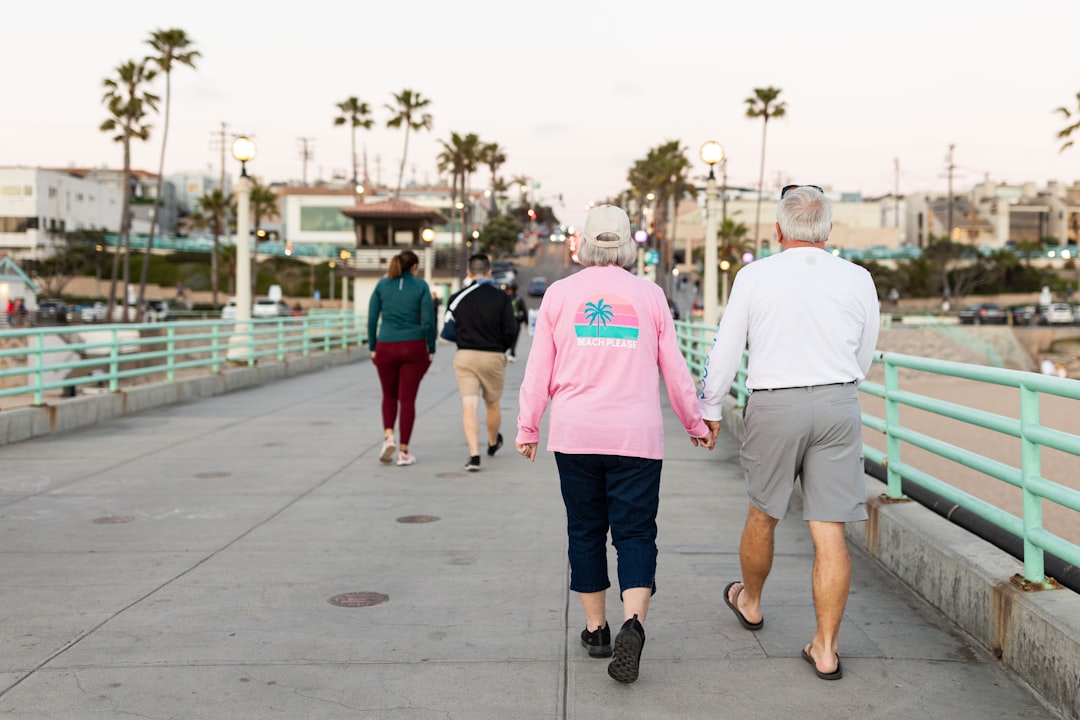 découvrez les bienfaits de la marche nordique pour les seniors débutants : amélioration de la forme physique, renforcement musculaire et bien-être général.