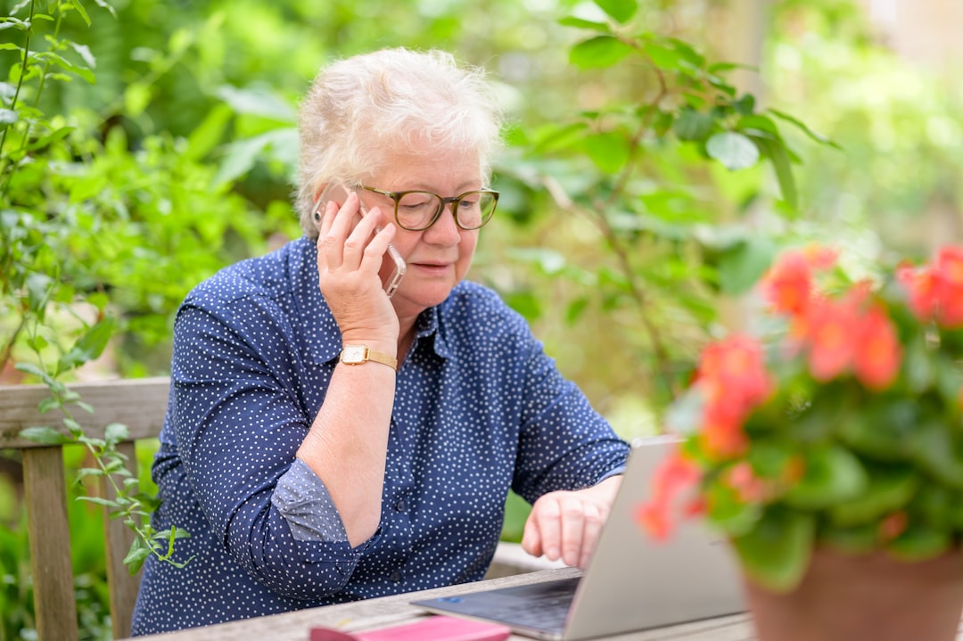 simplifiez les démarches administratives en ligne pour les seniors avec des guides clairs et adaptés à leurs besoins.