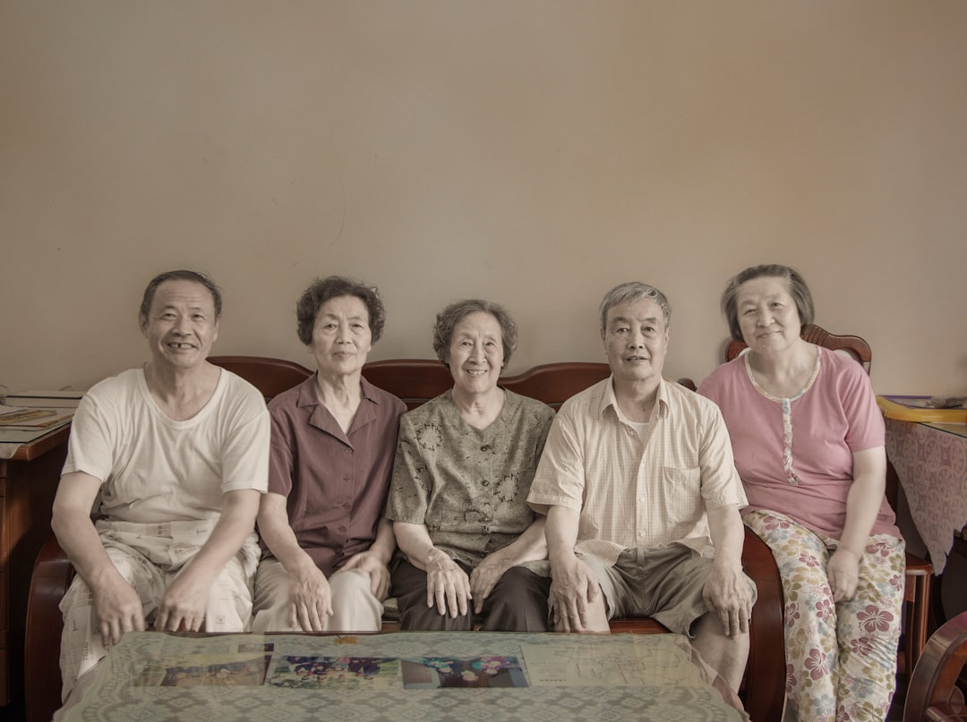 groupe whatsapp sécurisé pour les seniors, facilitant des échanges familiaux simples et protégés.