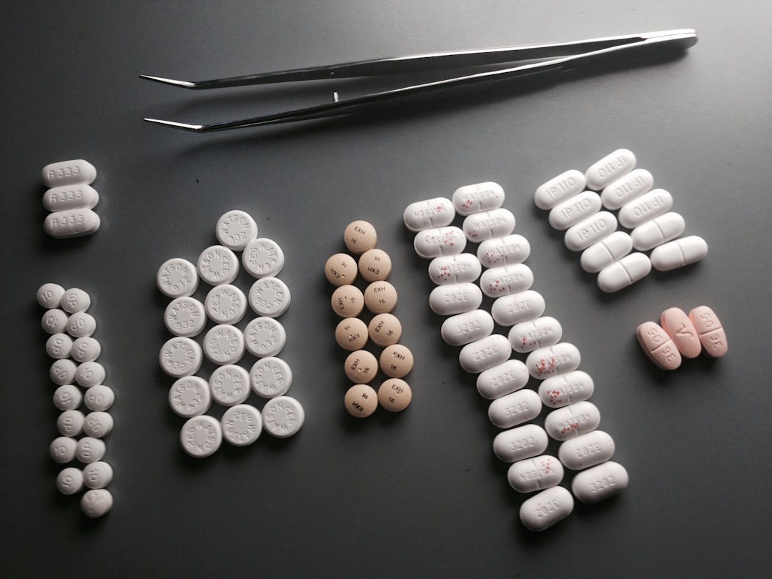 organisateur hebdomadaire de pilules pratique et compact pour gérer facilement vos médicaments toute la semaine.