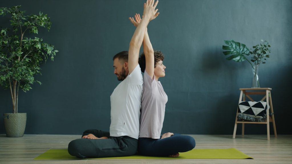 découvrez le yoga sur chaise spécialement conçu pour les seniors débutants, une méthode douce pour améliorer la flexibilité, la mobilité et le bien-être au quotidien.