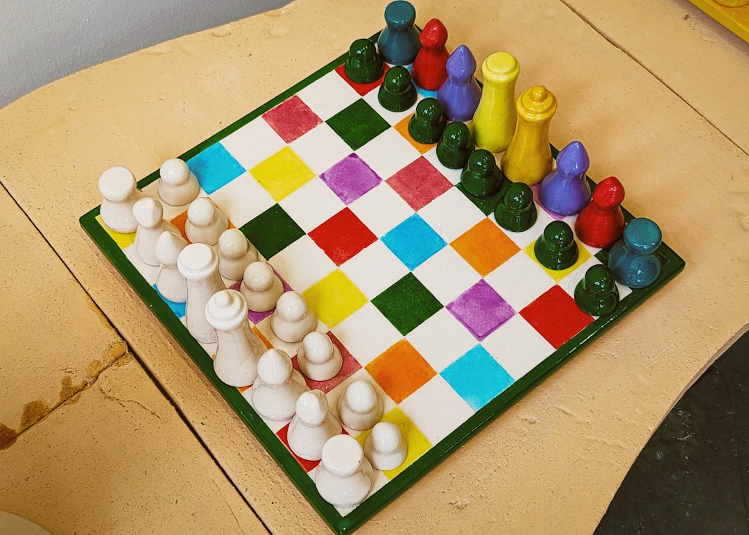 découvrez des jeux de société simples et adaptés aux seniors malvoyants pour des moments conviviaux et accessibles à tous.