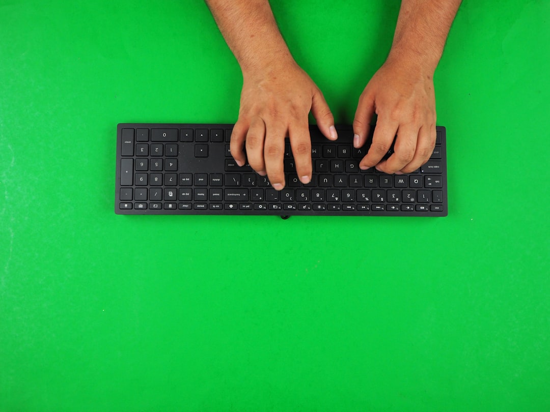 clavier à gros caractères parfait pour une frappe facile et rapide, idéal pour les personnes avec une vision réduite.
