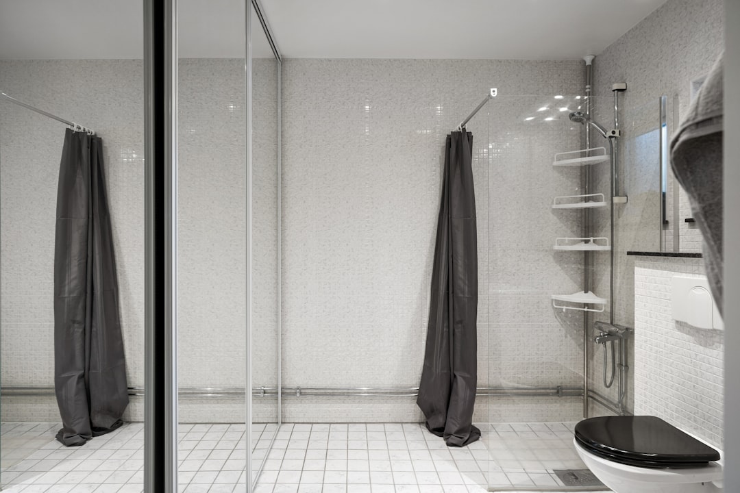 découvrez notre douche à l'italienne antidérapante, conçue pour offrir sécurité et confort grâce à sa surface résistante aux glissades. idéale pour toutes les salles de bains.