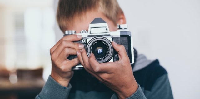 découvrez des techniques de photographie simples et adaptées aux débutants seniors pour capturer des moments précieux avec confiance et créativité.