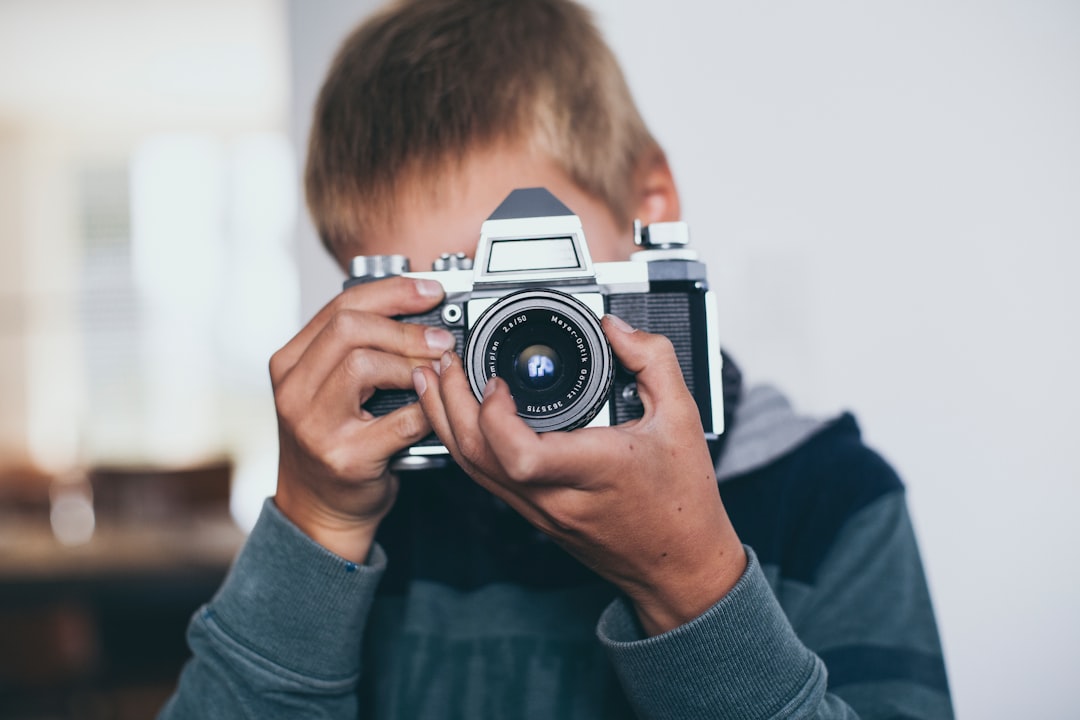 découvrez des techniques de photographie simples et adaptées aux débutants seniors pour capturer des moments précieux avec confiance et créativité.