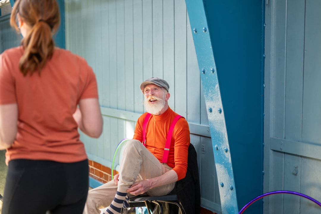 découvrez le yoga sur chaise spécialement conçu pour les seniors, offrant une pratique douce et accessible pour améliorer la flexibilité, la mobilité et le bien-être au quotidien.