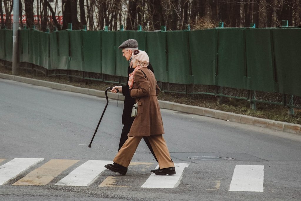 d&eacute;couvrez les bienfaits quotidiens de la marche pour les seniors : am&eacute;lioration de la sant&eacute; cardiovasculaire, renforcement musculaire, meilleure mobilit&eacute; et bien-&ecirc;tre mental.