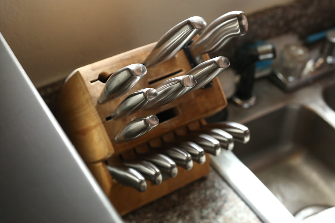 ustensiles de cuisine ergonomiques spécialement conçus pour soulager la main arthritique, offrant confort et facilité d'utilisation au quotidien.