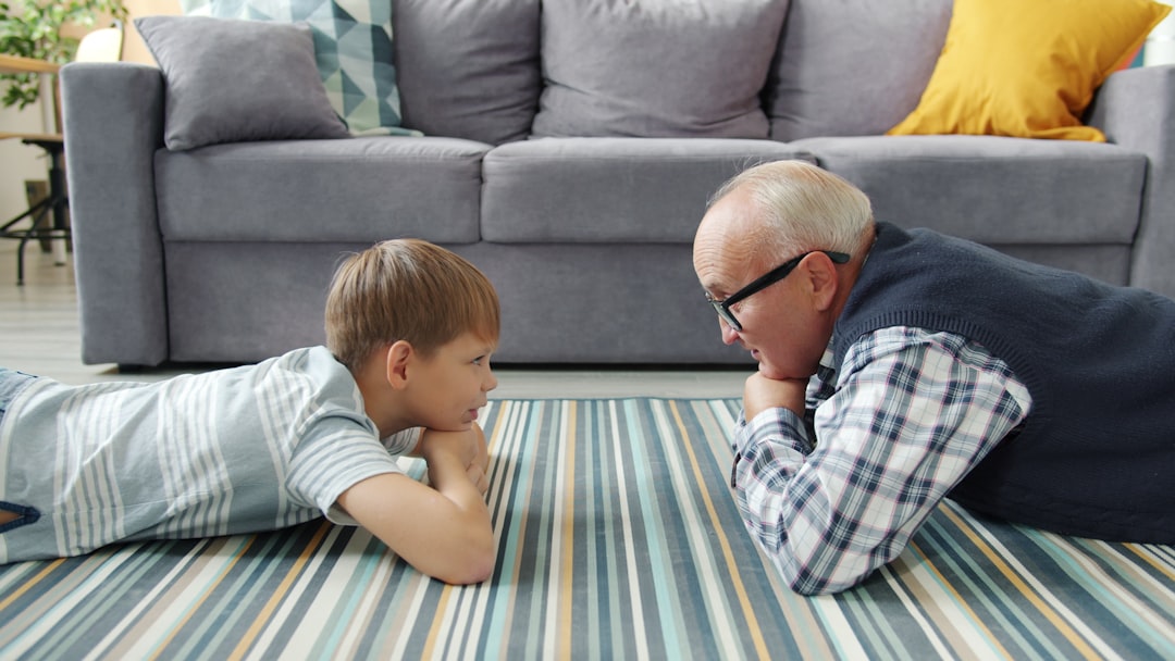découvrez les avantages et les défis de la cohabitation intergénérationnelle, une solution conviviale qui favorise le partage et la solidarité entre les différentes générations.