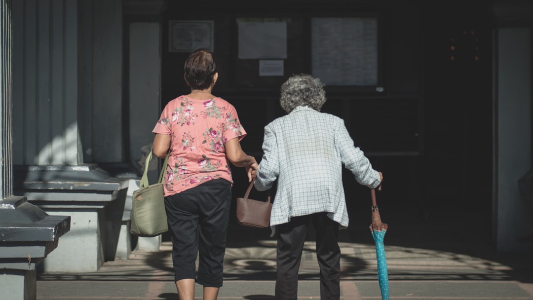 assurance soins de longue durée : protégez votre avenir en couvrant les frais liés à l'assistance et aux soins à domicile ou en établissement spécialisé.