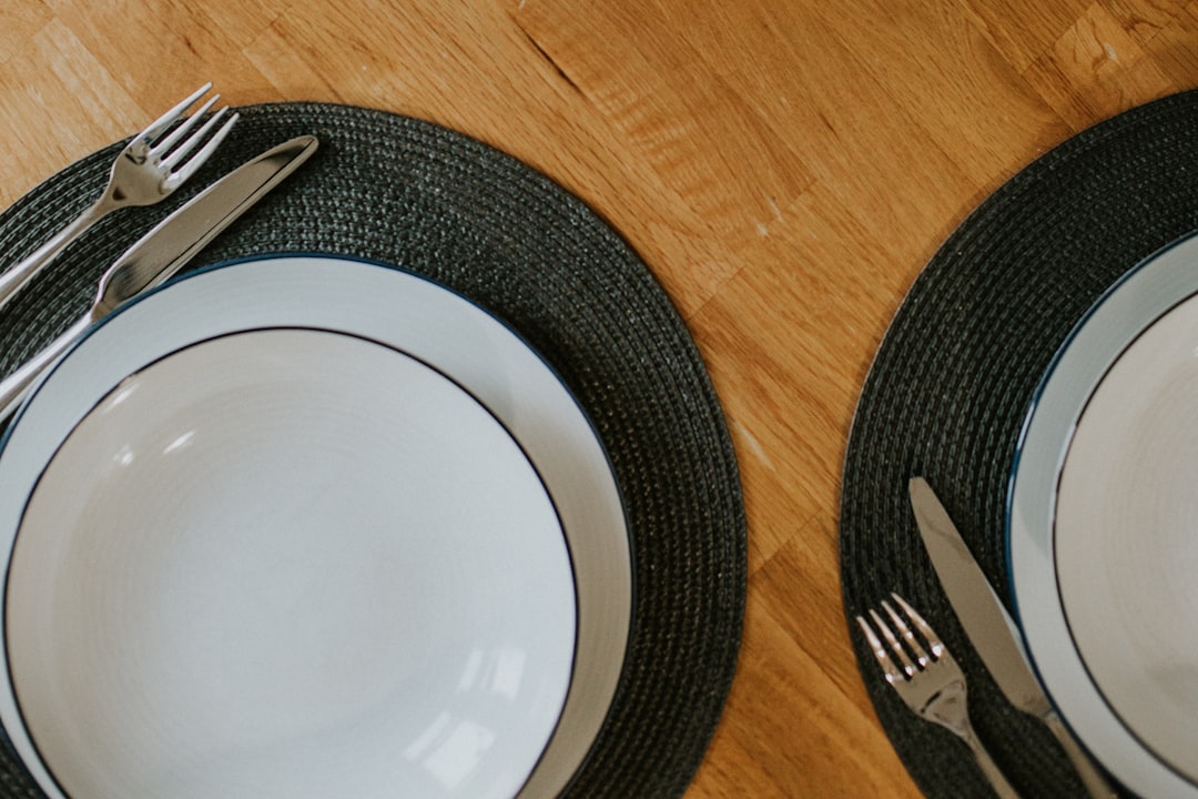 assiettes antidérapantes conçues pour assurer une prise sécurisée et éviter les glissades, idéales pour une utilisation quotidienne en toute sécurité.