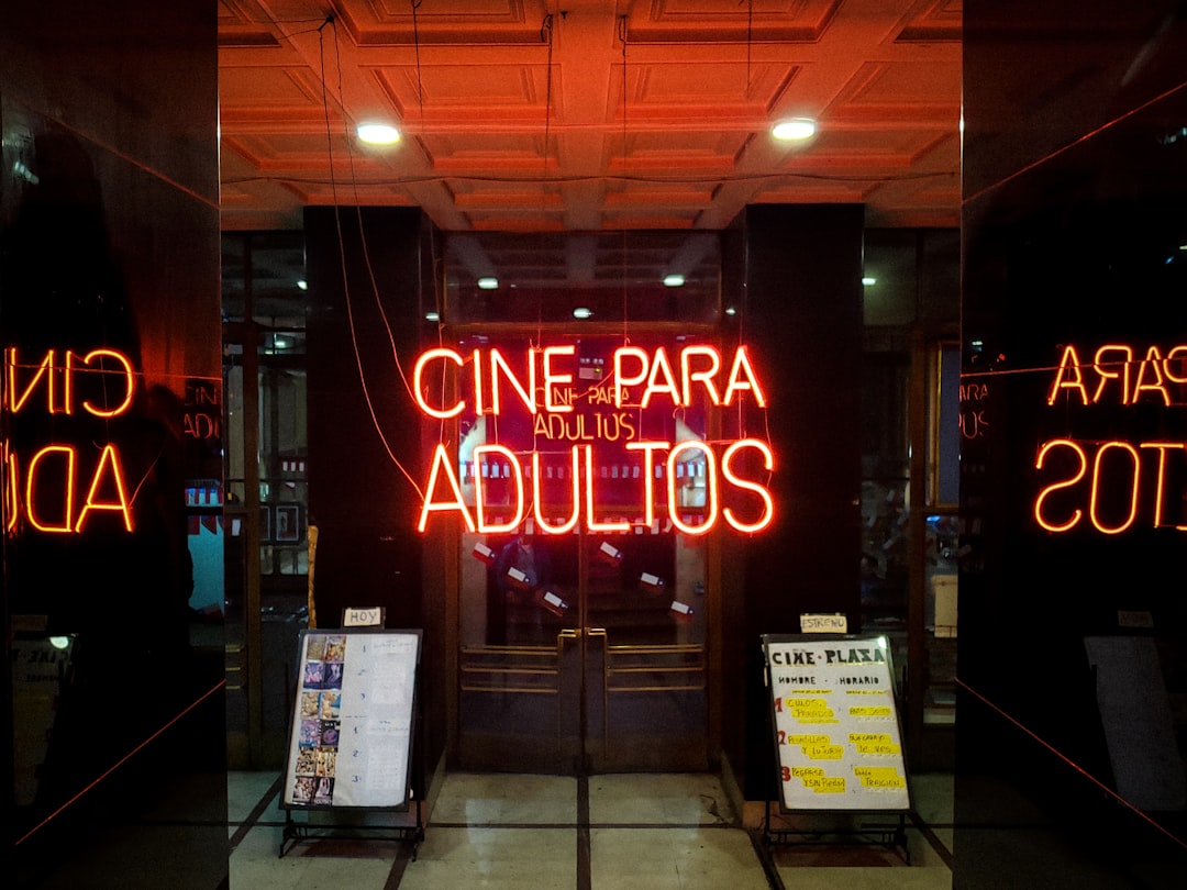 découvrez les réductions cinéma offertes aux seniors pour profiter des films à tarif avantageux. bénéficiez d'offres spéciales et de tarifs préférentiels dans de nombreux cinémas.