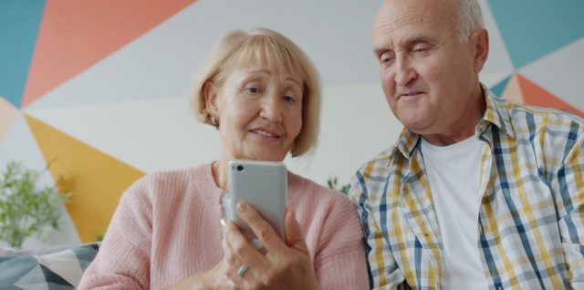 découvrez notre smartphone senior-friendly, spécialement conçu pour faciliter l'utilisation avec des fonctionnalités simples, un grand écran et une interface intuitive adaptée aux besoins des seniors.