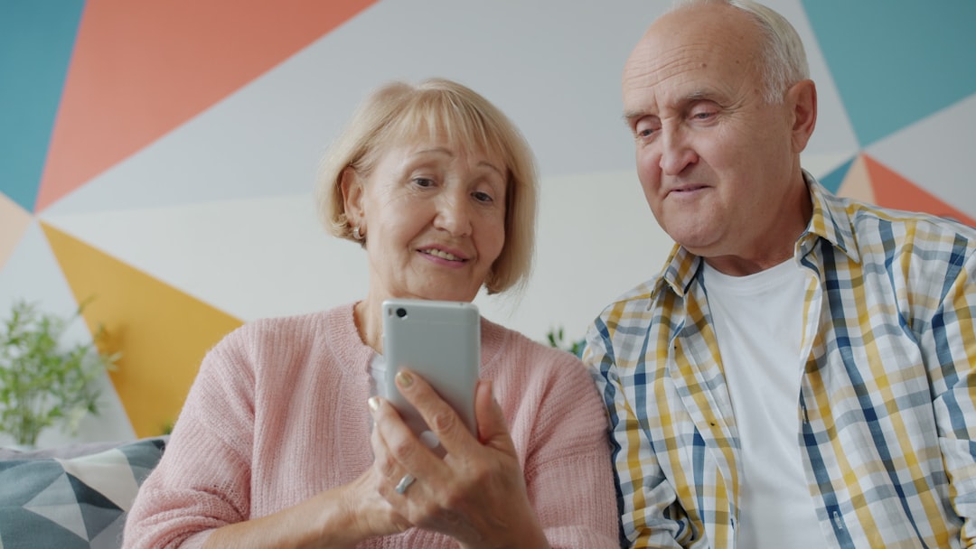 découvrez notre smartphone senior-friendly, spécialement conçu pour faciliter l'utilisation avec des fonctionnalités simples, un grand écran et une interface intuitive adaptée aux besoins des seniors.