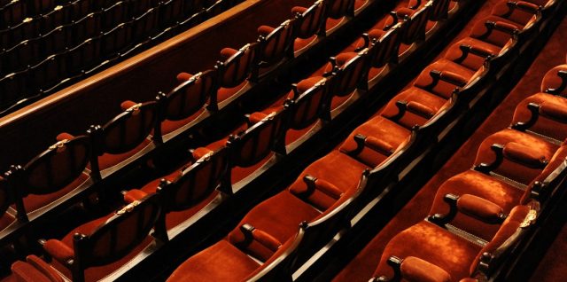 inscrivez-vous à notre atelier de théâtre pour seniors et développez vos talents artistiques dans une ambiance conviviale et dynamique.