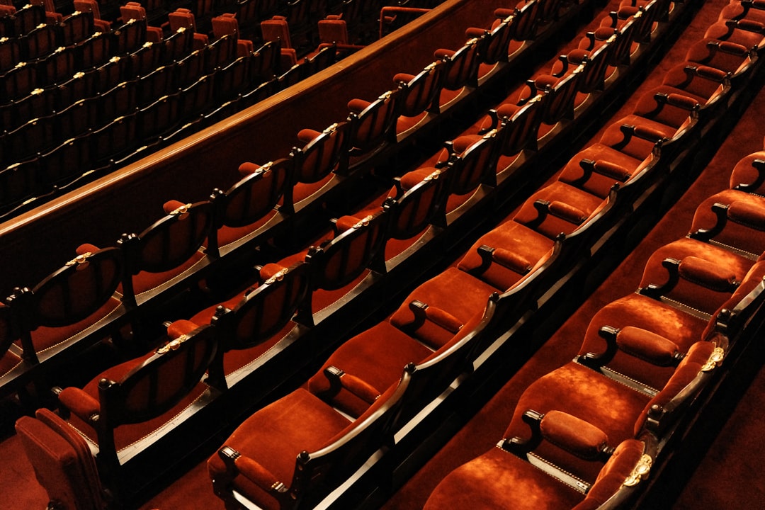 inscrivez-vous à notre atelier de théâtre pour seniors et développez vos talents artistiques dans une ambiance conviviale et dynamique.