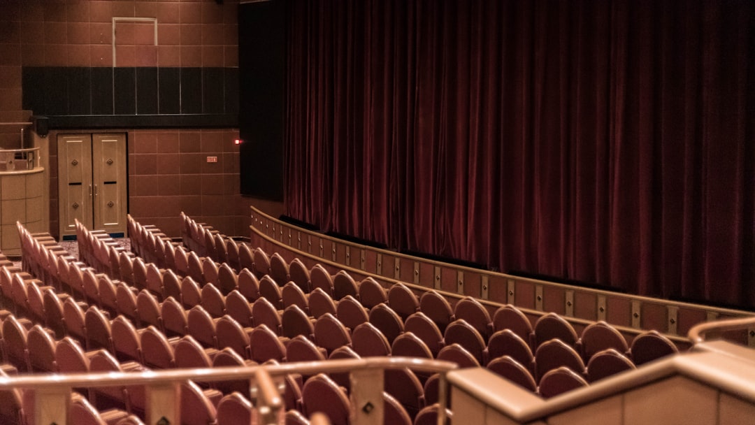 théâtre amateur pour seniors : une activité ludique et créative pour s’épanouir, rencontrer d’autres passionnés et partager des moments de joie sur scène.