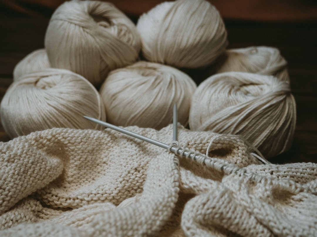 découvrez l'art du tricot : techniques, modèles et conseils pour créer vos propres vêtements et accessoires en laine.