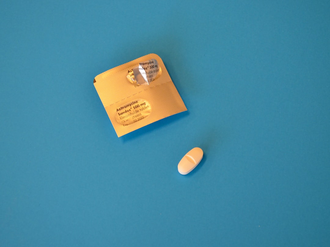 organisateur hebdomadaire de pilules pratique et compact pour gérer facilement votre médication quotidienne.