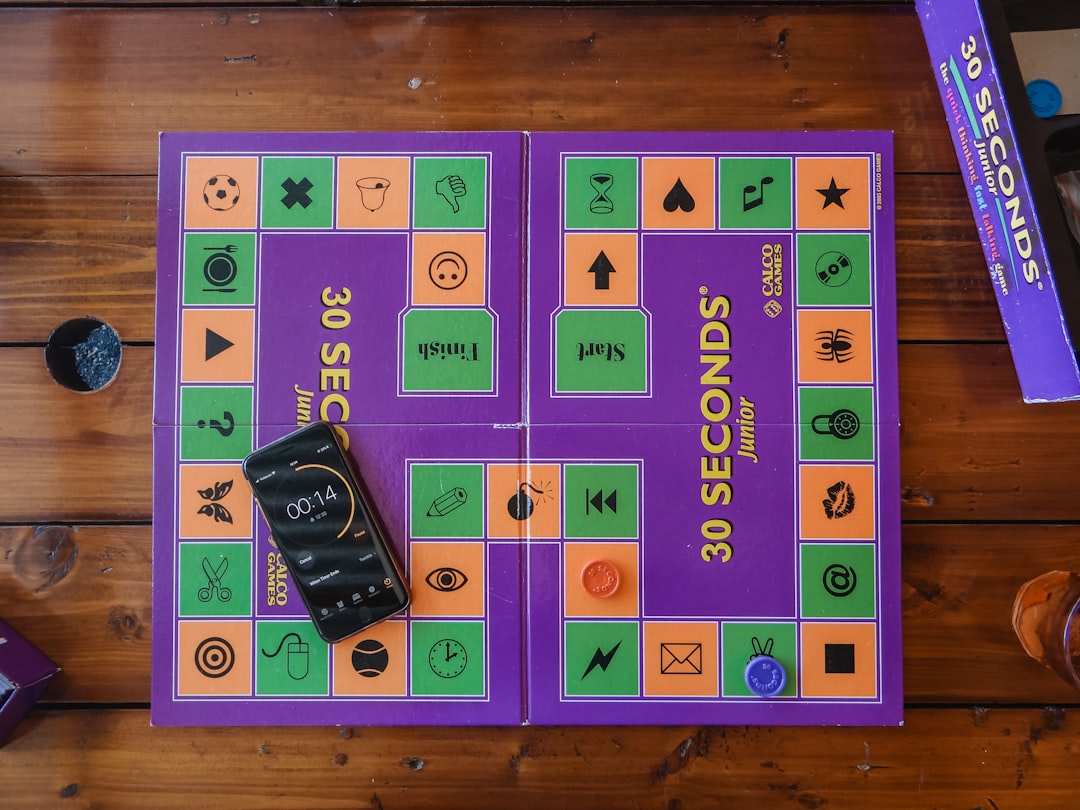 découvrez des jeux de société simples et adaptés pour les seniors malvoyants, favorisant le divertissement et les interactions sociales en toute convivialité.