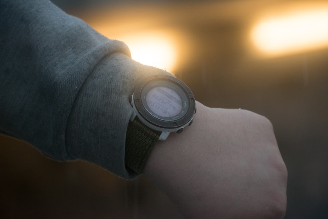 découvrez la montre connectée avec alerte chute intégrée, votre compagnon fiable pour la sécurité et la tranquillité d’esprit au quotidien.