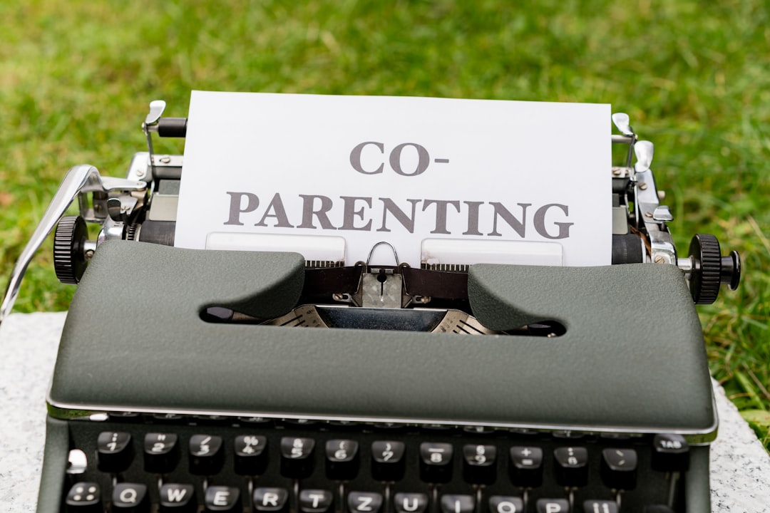 découvrez les avantages et défis de la cohabitation intergénérationnelle, une solution de vie qui favorise le partage, le soutien mutuel et le renforcement des liens familiaux entre différentes générations.