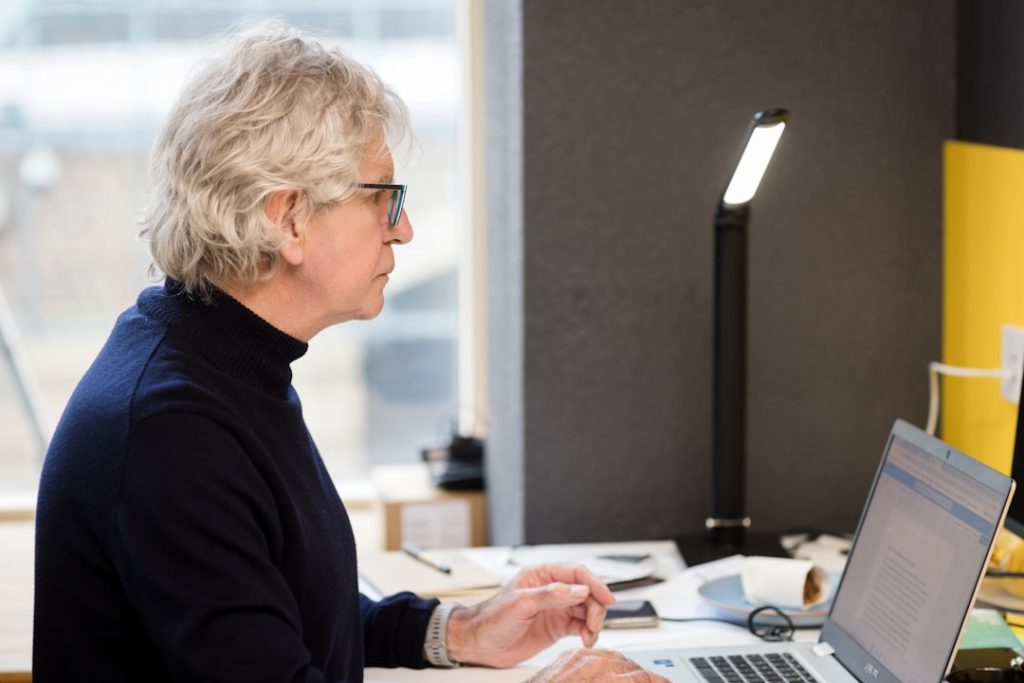 d&eacute;couvrez des proc&eacute;dures administratives en ligne simplifi&eacute;es sp&eacute;cialement con&ccedil;ues pour les seniors, afin de faciliter leurs d&eacute;marches au quotidien.