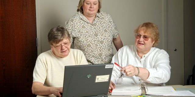 services de banque en ligne spécialement conçus pour les seniors, offrant simplicité, sécurité et assistance personnalisée pour gérer vos finances facilement.