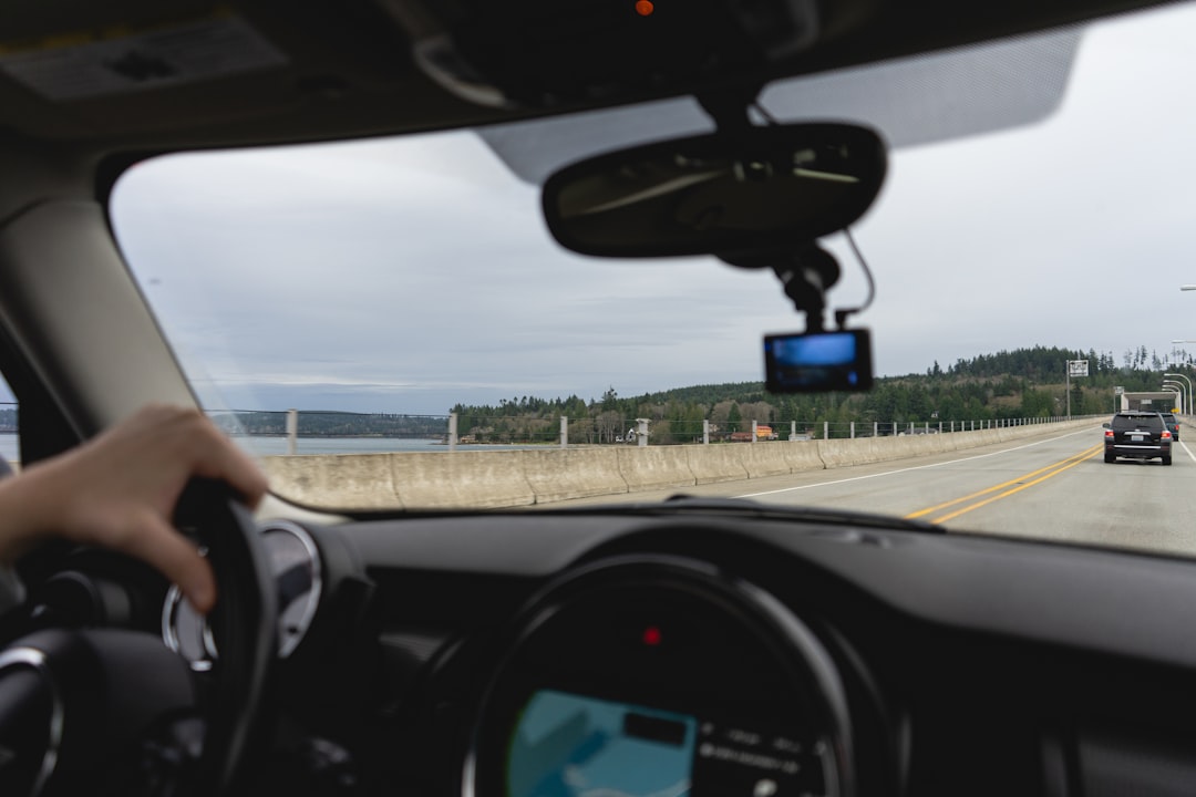 conseils et bonnes pratiques pour conduire en toute sécurité après 60 ans, en adaptant votre conduite à vos capacités et à votre environnement.