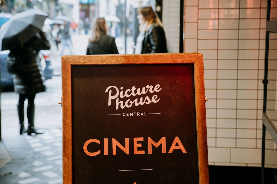 découvrez les réductions cinéma spécialement réservées aux seniors et profitez de vos films préférés à prix réduit.