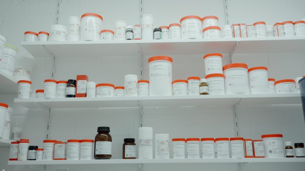 organisateur hebdomadaire de pilules pratique et compact pour g&eacute;rer facilement votre m&eacute;dication quotidienne.