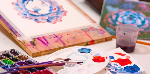 découvrez les bienfaits de l'art-thérapie pour les seniors, une approche créative pour améliorer le bien-être mental, stimuler la mémoire et favoriser l'expression émotionnelle.