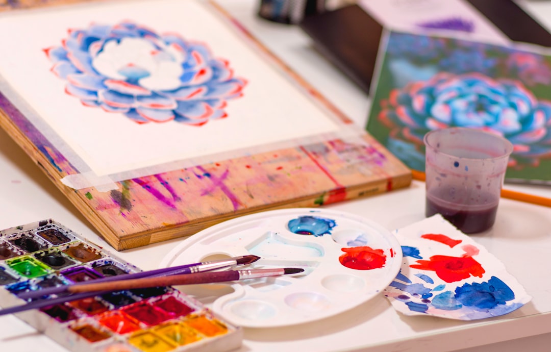 découvrez les bienfaits de l'art-thérapie pour les seniors, une approche créative pour améliorer le bien-être mental, stimuler la mémoire et favoriser l'expression émotionnelle.