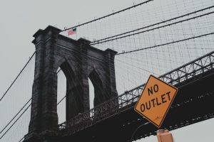 découvrez les règles essentielles du bridge pour jouer et gagner, que vous soyez débutant ou joueur confirmé.