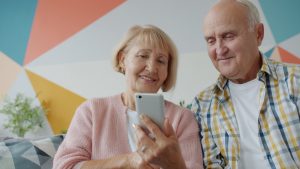 découvrez des conseils essentiels pour assurer la sécurité numérique des seniors et protéger leurs données en ligne de manière simple et efficace.