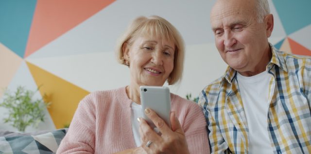 découvrez des conseils essentiels pour assurer la sécurité numérique des seniors et protéger leurs données en ligne de manière simple et efficace.