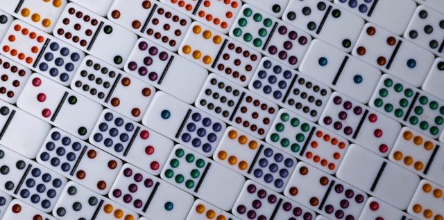 découvrez des jeux de société simples et accessibles spécialement conçus pour les seniors malvoyants, favorisant le plaisir et la convivialité.