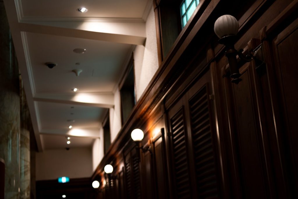 &eacute;clairage de couloir avec d&eacute;tecteur de mouvement pour une lumi&egrave;re automatique et &eacute;conomique d&egrave;s que vous entrez dans l'espace.