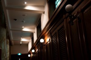 éclairage de couloir avec détecteur de mouvement pour une lumière automatique et économique dès que vous entrez dans l'espace.