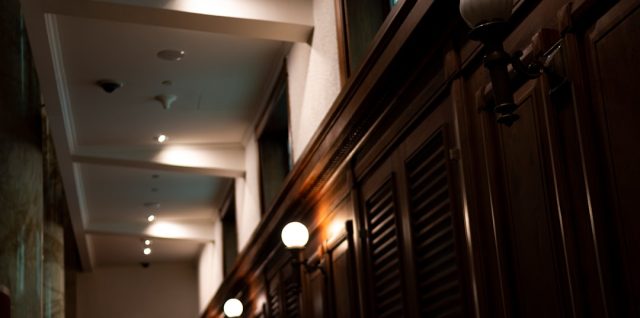 éclairage de couloir avec détecteur de mouvement pour une lumière automatique et économique dès que vous entrez dans l'espace.