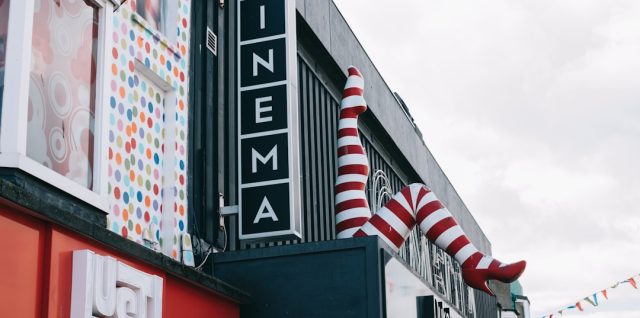 profitez de réductions spéciales pour les seniors au cinéma et savourez vos films préférés à tarif réduit.