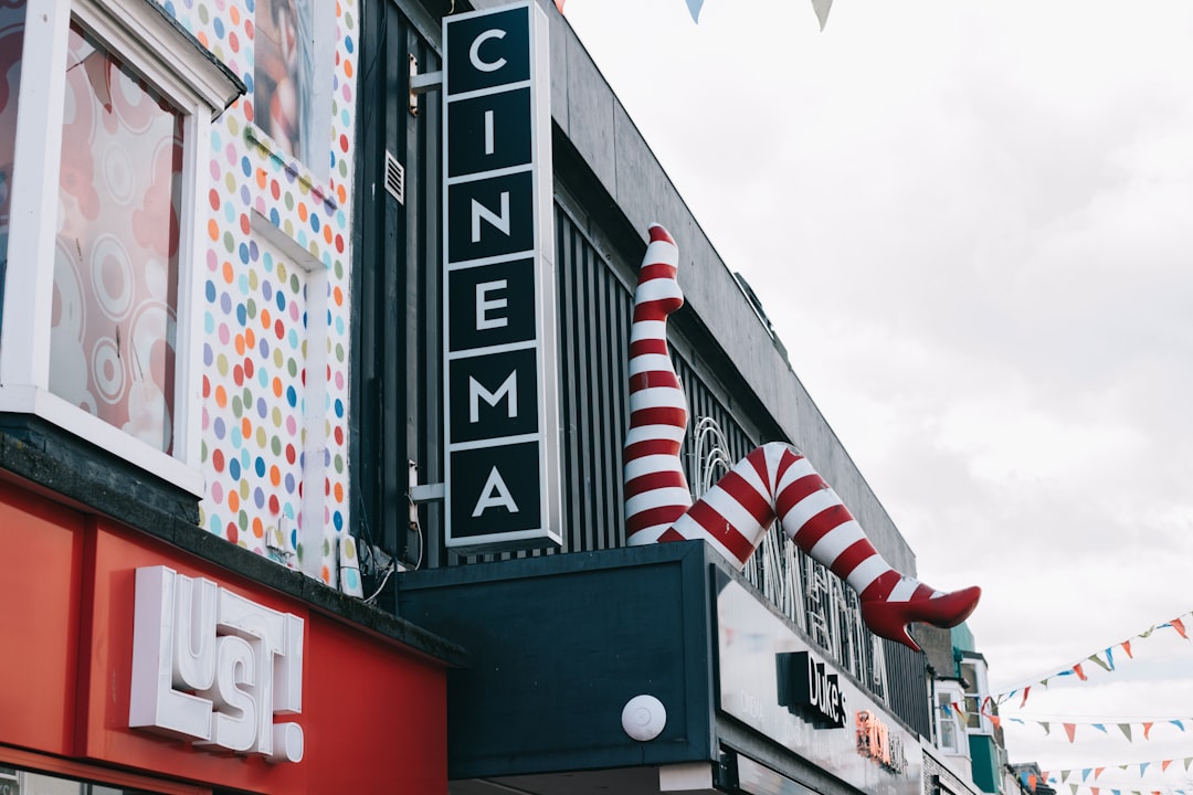 profitez de réductions spéciales pour les seniors au cinéma et savourez vos films préférés à tarif réduit.