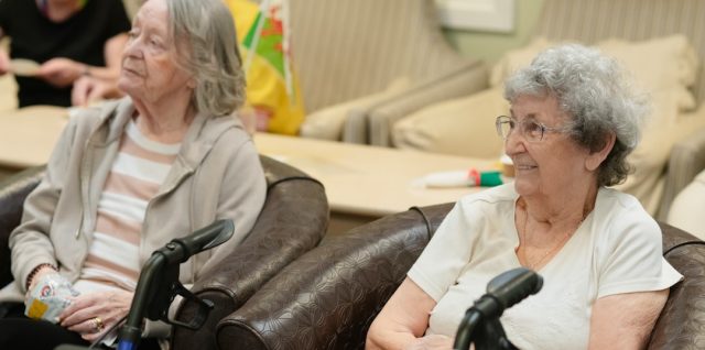 découvrez l'importance de la participation des personnes âgées dans la société et comment encourager leur engagement actif.