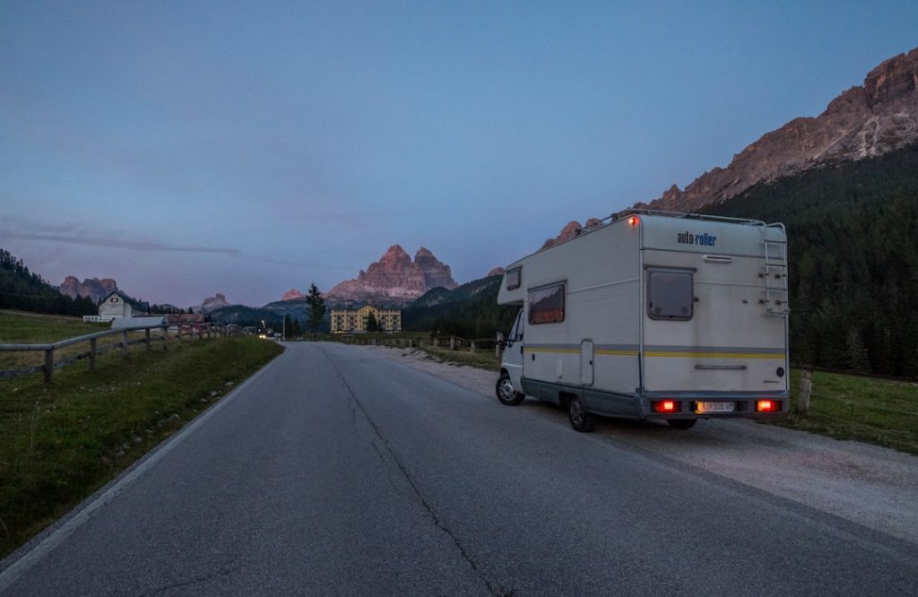 conseils de voyage en camping-car pour les seniors : astuces pratiques pour un confort optimal, s&eacute;curit&eacute; et d&eacute;couverte en toute s&eacute;r&eacute;nit&eacute;.