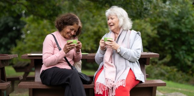 rencontrez et créez des amitiés enrichissantes entre veufs seniors. un espace chaleureux pour partager, échanger et retrouver de la compagnie.