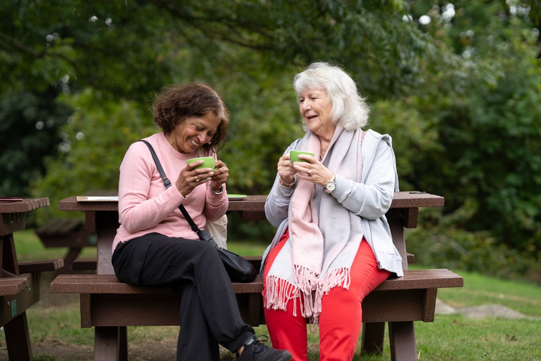 rencontrez et créez des amitiés enrichissantes entre veufs seniors. un espace chaleureux pour partager, échanger et retrouver de la compagnie.